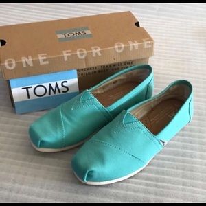 NEW TOMS